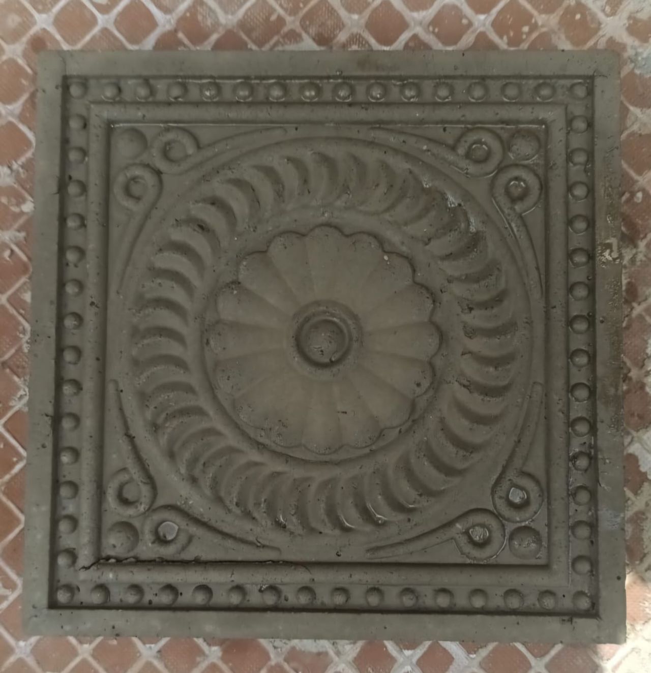 Rosetón de cemento en relieve